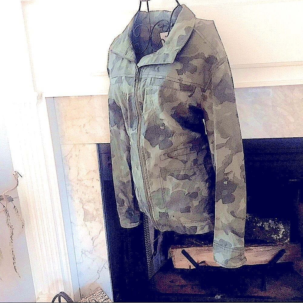 EUC Old Navy Woman’s Camouflage Jacket Size Small